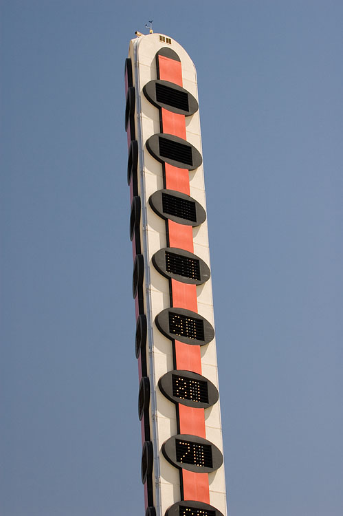 World’s Largest Thermometer The world’s largest thermometer, at 134 feet high, is located in the community of Baker, California. Beaker is the self-proclaimed gateway to Death Valley, the location where highest in the US temperature has been measured in 1913 – 134°F (56.6°C)